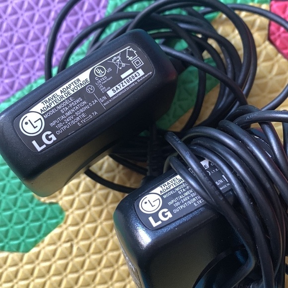 Bundle of 2 LG travel adapters, model STA -P52W input 100 to 240 V - Picture 1 of 6